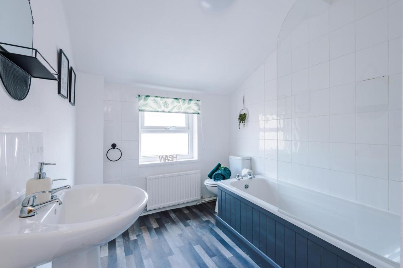 Chester City Centre Cottage: Spacious 2-Bed for 6 Exterior photo